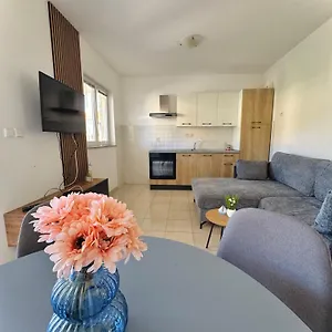 Apartman Elvira, Drage
