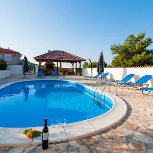 Vila Lavender With Pool And Wellness, Drage